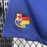pantalon-corto-fc-barcelona-primera-equipacion-2025-2026-escudo