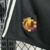 pantalon-corto-manchester-united-primera-equipacion-2025-2026-escudo