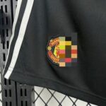 pantalon-corto-manchester-united-primera-equipacion-2025-2026-escudo