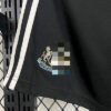 pantalon-corto-newcastle-united-primera-equipacion-2025-2026-escudo