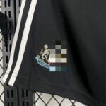 pantalon-corto-newcastle-united-primera-equipacion-2025-2026-escudo