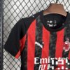 Conjunto Niño AC Milan Primera Equipación 2025-2026-hombro lateral