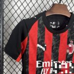 Conjunto Niño AC Milan Primera Equipación 2025-2026-hombro lateral