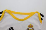 body-de-bebe-real-madrid-primera-equipacion-2025-2026-cuello
