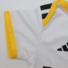 body-de-bebe-real-madrid-primera-equipacion-2025-2026-puño