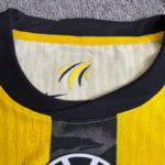 camiseta-Al-Ittihad-primera-equipacion-version-jugador-2025-2026-cuello