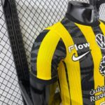 camiseta-Al-Ittihad-primera-equipacion-version-jugador-2025-2026-escudo