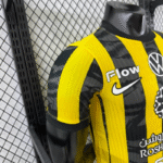 camiseta-Al-Ittihad-primera-equipacion-version-jugador-2025-2026-escudo