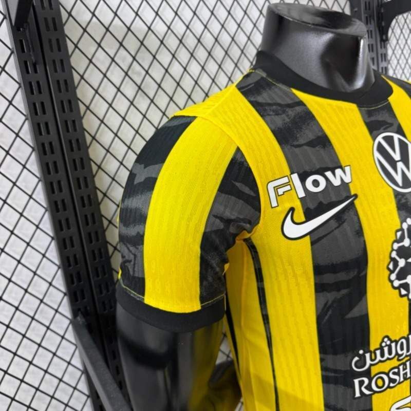 camiseta-Al-Ittihad-primera-equipacion-version-jugador-2025-2026-escudo