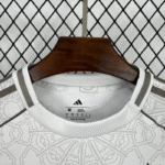 camiseta-Nottingham-Forest-segunda-equipacion-2025-2026-cuello