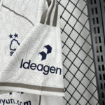 camiseta-Nottingham-Forest-segunda-equipacion-2025-2026-puño