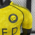 camiseta-al-nassr-primera-equipacion-version-jugador-2025-2026-escudo