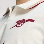 camiseta-arsenal-tercera-equipacion-2025-2026-escudo