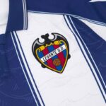 camiseta-levante-segunda-equipacion-2025-2026-escudo