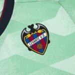 camiseta-levante-tercera-equipacion-2025-2026-escudo