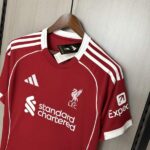 camiseta-liverpool-primera-equipacion-2025-2026-lateral