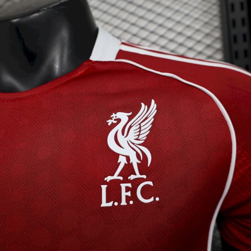 camiseta-liverpool-primera-equipacion-version-jugador-2025-2026-escudo