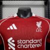 camiseta-liverpool-primera-equipacion-version-jugador-2025-2026-pecho