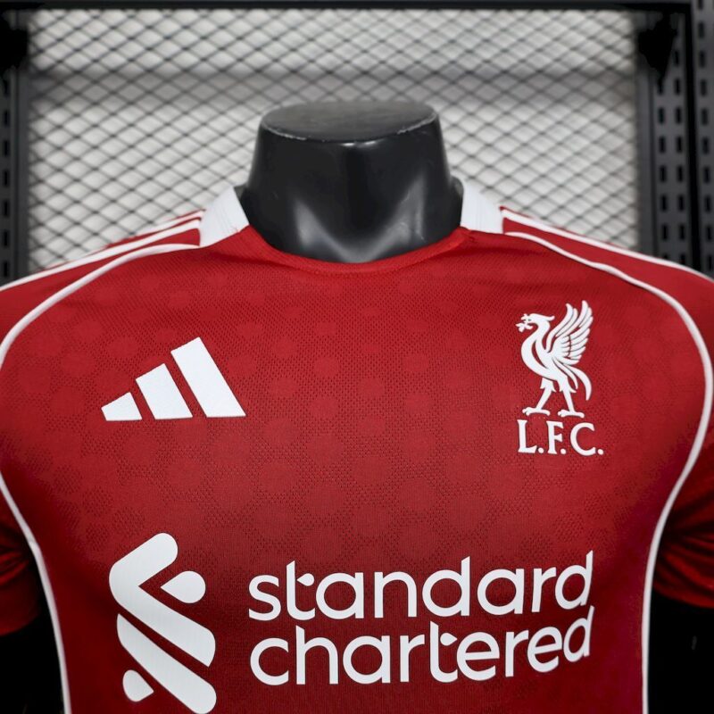 camiseta-liverpool-primera-equipacion-version-jugador-2025-2026-pecho