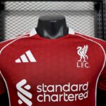 camiseta-liverpool-primera-equipacion-version-jugador-2025-2026-pecho