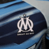 camiseta-marseille-entrenamiento-version-jugador-2025-2026-escudo