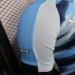 camiseta-marseille-entrenamiento-version-jugador-2025-2026-puño