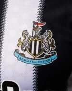 camiseta-newcastle-primera-equipacion-2025-2026-escudo