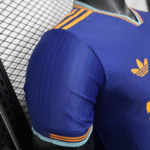 camiseta-newcastle-segunda-equipacion-version-jugador-2025-2026-puño