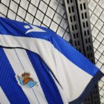 camiseta-real-sociedad-primera-equipacion-2025-2026-puño