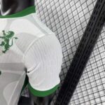 camiseta-sporting-de-lisboa-segunda-equipacion-version-jugador-2025-2026-puño