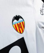 camiseta-valencia-primera-equipacion-2025-2026-escudo
