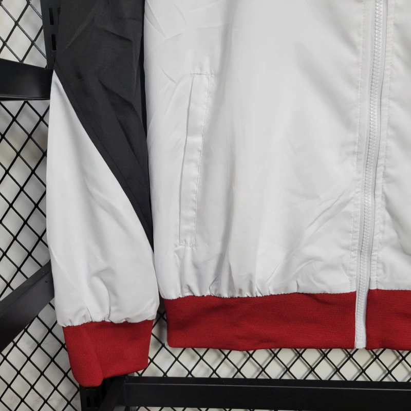 chaqueta-cortaviento-liverpool-2025-2026-puño