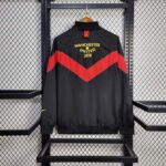 chaqueta-cortaviento-manchester-united-1-2025-2026-parte-trasera