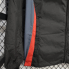 chaqueta-cortaviento-manchester-united-negro-2025-2026-puño