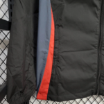chaqueta-cortaviento-manchester-united-negro-2025-2026-puño