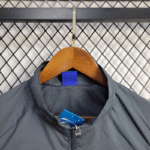 chaqueta-cortaviento-real-madrid-2025-2026-cuello