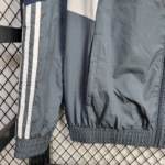 chaqueta-cortaviento-real-madrid-2025-2026-puño