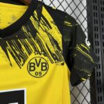 conjunto-niño-borussia-dortmund-primera-equipacion-2025-2026-escudo