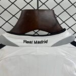 conjunto-niño-real-madrid-primera-equipacion-2025-2026-cuello-trasero