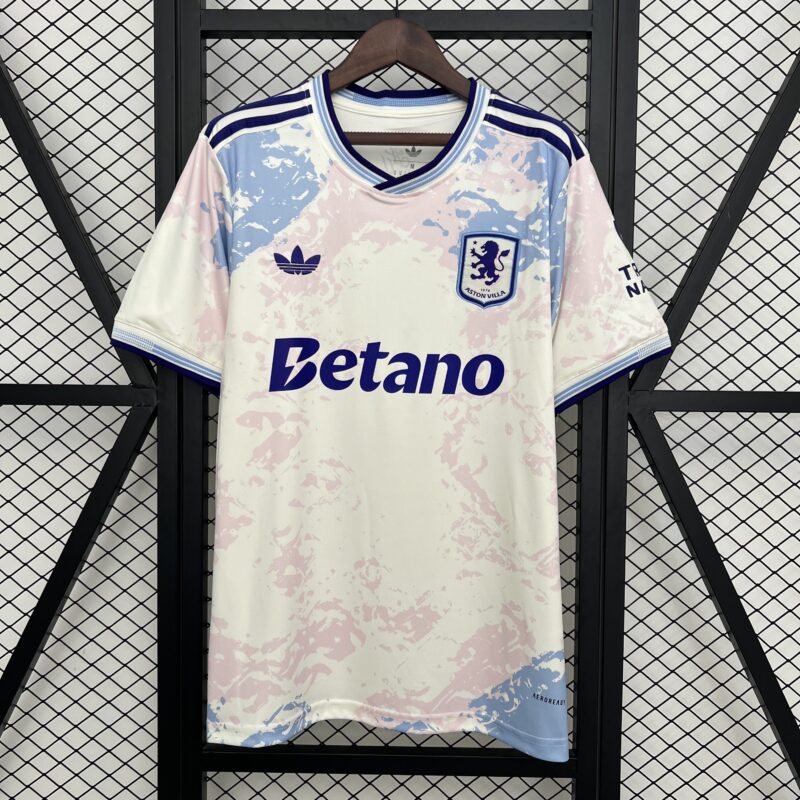 Camiseta Aston Villa Tercera Equipación 2025-2026: Color base: Predomina el blanco, brindando un aspecto limpio y elegante a la camiseta. Diseño marmoleado: Presenta un patrón en tonos rosa y azul claro, creando un efecto visual moderno y atractivo. Detalles en azul: Los bordes del cuello, las mangas y los logotipos destacan en azul intenso, aportando contraste y personalidad. Escudo del club: El emblema del Aston Villa aparece en el pecho izquierdo, mostrando el orgullo y la tradición del equipo. Tecnología de fabricación: Confeccionada con tejido transpirable y ligero para comodidad y rendimiento en el juego. Corte y estilo: Ajuste deportivo que ofrece libertad de movimiento y estilo tanto para jugadores como para aficionados. Temporada oficial: Forma parte de la colección 2025-2026, combinando diseño innovador y pasión por el club. Detalles del producto Color: Blanco Diseño: Camiseta aston villa tercera equipacion 2024-2026 Escudo: Incluye el escudo del Club. Personalización: Puede incluir el nombre y el número de los jugadores estrella. Material: De alta calidad para mayor comodidad y durabilidad. Tallas: Disponible en varias tallas para adaptarse a diferentes cuerpos y edades (S,M,L,XL,2XL) Precio: €34,99 Precio Rebajado: €24,99 Cuidado de la camiseta Lava la camiseta a mano o en lavadora con agua fría. No uses blanqueadores ni productos químicos fuertes. No planchar sobre los estampados (escudo, patrocinador, numero y nombre). No lavar en seco. si es posible, lava la camiseta del revés para proteger el diseño y la personalización. No utilizar secadora, ya que puede dañar las fibras del tejido. No retuerzas ni estrujes la camiseta, cuélgala o dóblala suavemente para guardarla Secar la camiseta al aire libre preferiblemente en un lugar con sombra para evitar la decoloración Evite exponer la camiseta a la luz directa del sol durante largos periodos de tiempo para disfrutar la camiseta como el dia en que la recibes Explora la colección completa de camisetas [products limit="12" category="aston-villa"] Ver más Explora la colección completa del conjunto de niños y bodys [products limit="12" category="ninos" tag="aston-villa"]