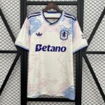 Camiseta Aston Villa Tercera Equipación 2025-2026: Color base: Predomina el blanco, brindando un aspecto limpio y elegante a la camiseta. Diseño marmoleado: Presenta un patrón en tonos rosa y azul claro, creando un efecto visual moderno y atractivo. Detalles en azul: Los bordes del cuello, las mangas y los logotipos destacan en azul intenso, aportando contraste y personalidad. Escudo del club: El emblema del Aston Villa aparece en el pecho izquierdo, mostrando el orgullo y la tradición del equipo. Tecnología de fabricación: Confeccionada con tejido transpirable y ligero para comodidad y rendimiento en el juego. Corte y estilo: Ajuste deportivo que ofrece libertad de movimiento y estilo tanto para jugadores como para aficionados. Temporada oficial: Forma parte de la colección 2025-2026, combinando diseño innovador y pasión por el club. Detalles del producto Color: Blanco Diseño: Camiseta aston villa tercera equipacion 2024-2026 Escudo: Incluye el escudo del Club. Personalización: Puede incluir el nombre y el número de los jugadores estrella. Material: De alta calidad para mayor comodidad y durabilidad. Tallas: Disponible en varias tallas para adaptarse a diferentes cuerpos y edades (S,M,L,XL,2XL) Precio: €34,99 Precio Rebajado: €24,99 Cuidado de la camiseta Lava la camiseta a mano o en lavadora con agua fría. No uses blanqueadores ni productos químicos fuertes. No planchar sobre los estampados (escudo, patrocinador, numero y nombre). No lavar en seco. si es posible, lava la camiseta del revés para proteger el diseño y la personalización. No utilizar secadora, ya que puede dañar las fibras del tejido. No retuerzas ni estrujes la camiseta, cuélgala o dóblala suavemente para guardarla Secar la camiseta al aire libre preferiblemente en un lugar con sombra para evitar la decoloración Evite exponer la camiseta a la luz directa del sol durante largos periodos de tiempo para disfrutar la camiseta como el dia en que la recibes Explora la colección completa de camisetas [products limit="12" category="aston-villa"] Ver más Explora la colección completa del conjunto de niños y bodys [products limit="12" category="ninos" tag="aston-villa"]