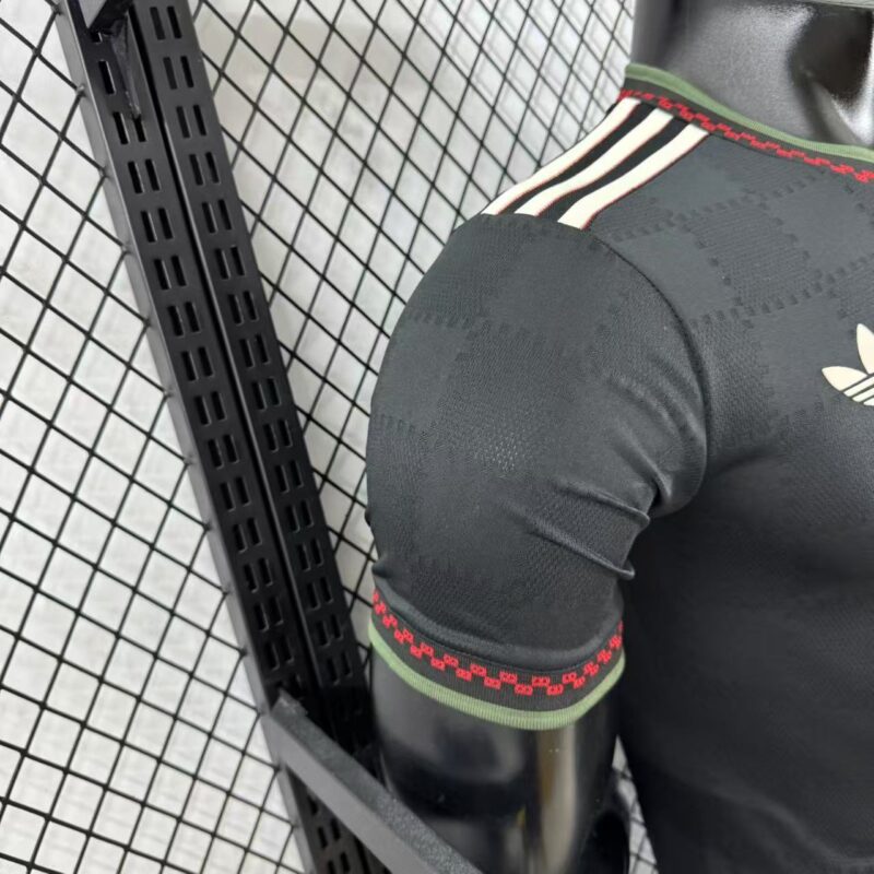 camiseta-bayern-de-munich-tercera-equipacion-version-jugador-2025-2026-puño