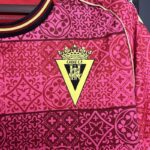 camiseta-cadiz-segunda-equipacion-2025-2026-escudo