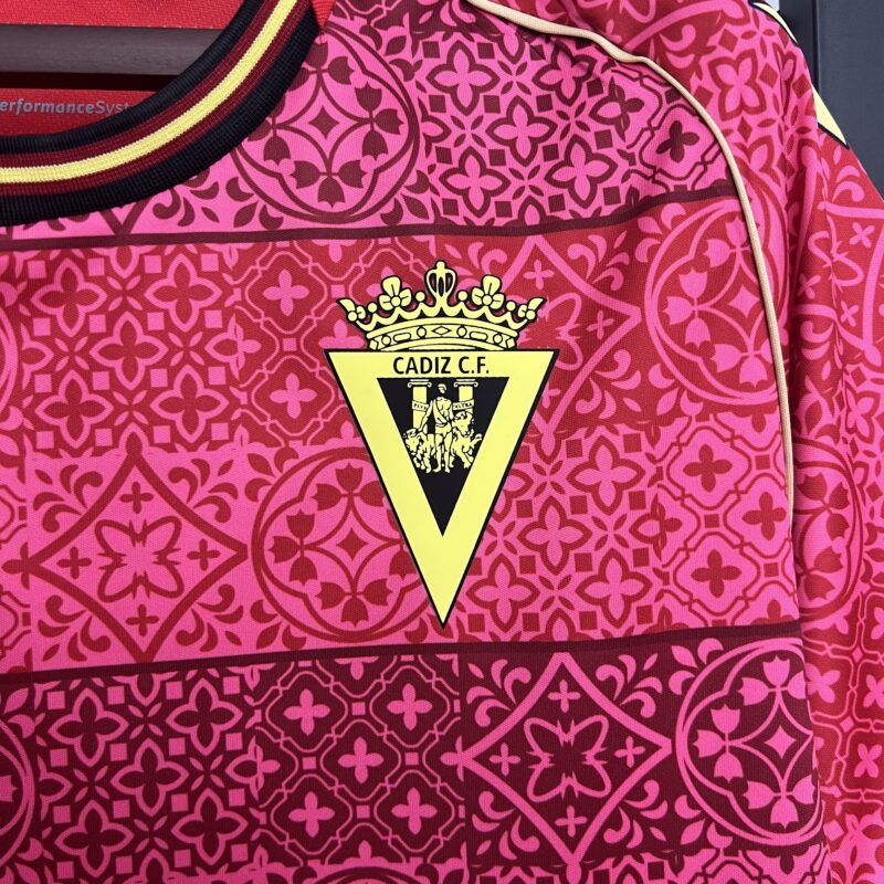 camiseta-cadiz-segunda-equipacion-2025-2026-escudo