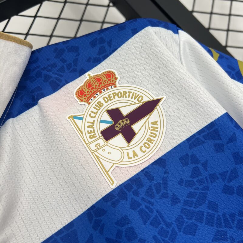 camiseta-deportivo-de-la-coruña-primera-equipacion-2025-2026-escudo