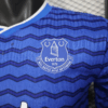 camiseta-everton-primera-equipacion-version-jugador-2025-2026-escudo