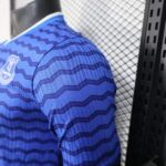 camiseta-everton-primera-equipacion-version-jugador-2025-2026-puño