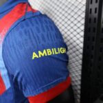 camiseta-fc-barcelona-cuarta-equipacion-version-jugador-2025-2026-puño