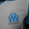 camiseta-marsella-primera-equipacion-version-jugador-2025-2026-escudo