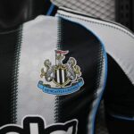 camiseta-newcastle-primera-equipacion-version-jugador-2025-2026-escudo
